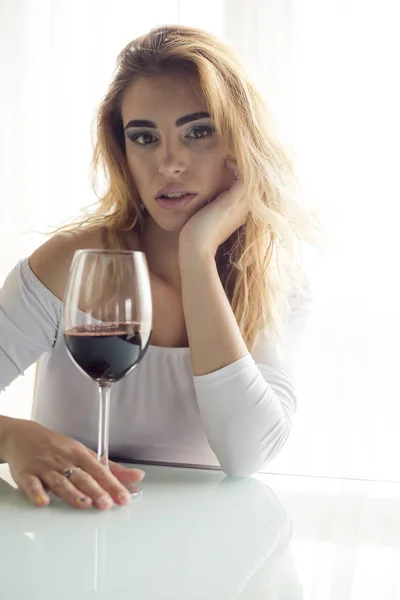 Giovane Bella Donna Con Bicchiere Vino Rosso Sfondo Chiaro — Foto Stock