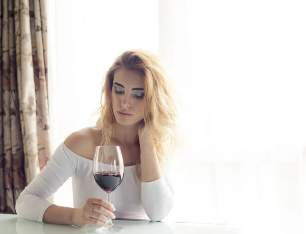 Giovane Bella Donna Con Bicchiere Vino Rosso Sfondo Chiaro — Foto Stock