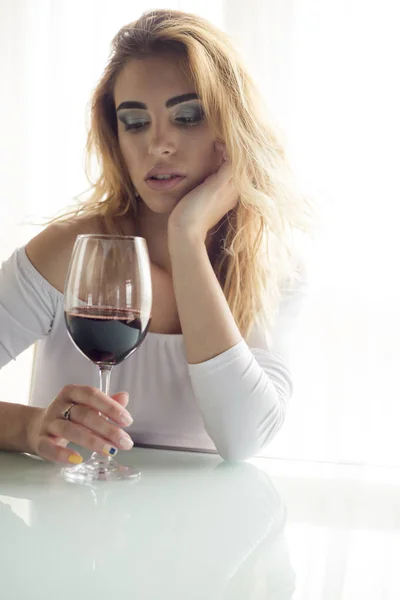 Joven Hermosa Mujer Con Copa Vino Tinto Sobre Fondo Claro — Foto de Stock