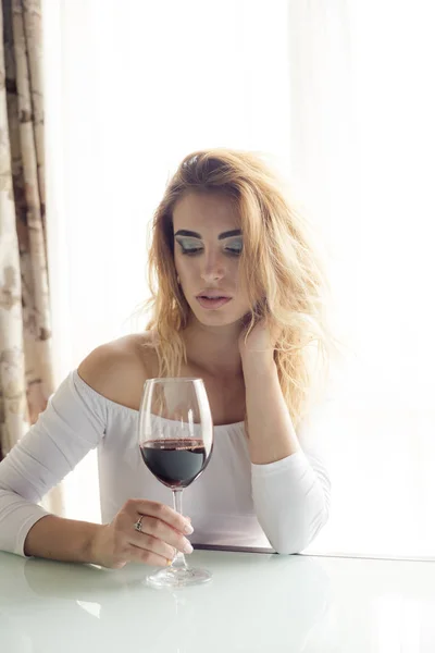 Giovane Bella Donna Con Bicchiere Vino Rosso Sfondo Chiaro — Foto Stock