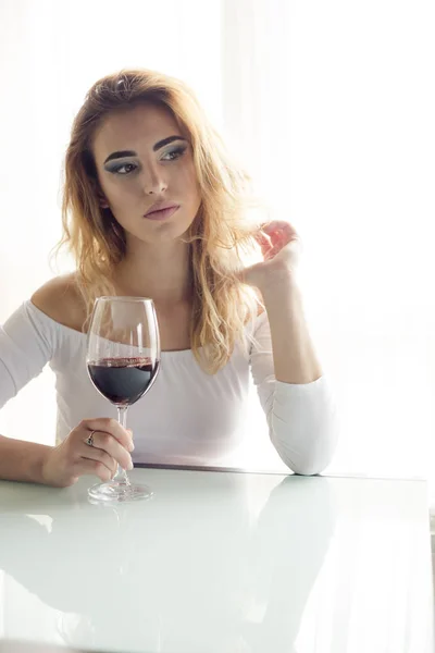 Joven Hermosa Mujer Con Copa Vino Tinto Mirando Cámara — Foto de Stock