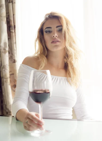 Joven Hermosa Mujer Con Copa Vino Tinto Mirando Cámara —  Fotos de Stock