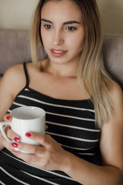 Mujer Joven Traje Cuerpo Rayas Posando Con Taza Sofá — Foto de Stock