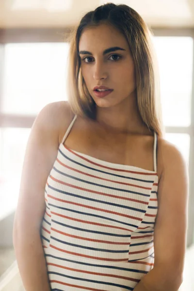 Retrato Mujer Joven Vestido Verano Rayas — Foto de Stock