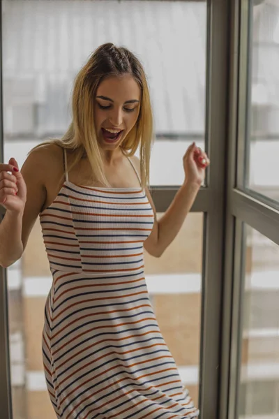 Una Bella Ragazza Sorridente Bellezza Estiva Colpo Romantico — Foto Stock