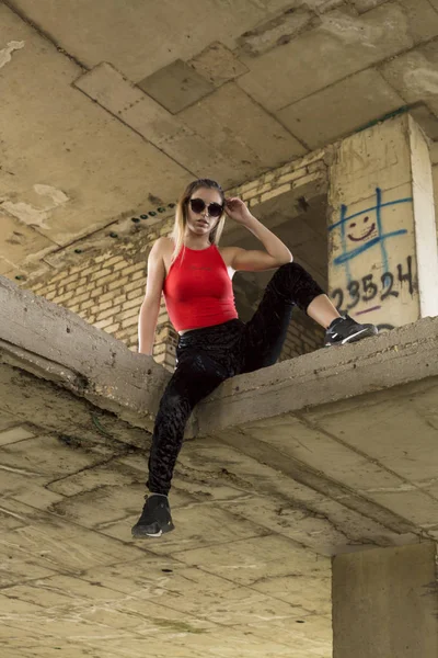 Sportlich Schicke Frau Posiert Auf Verlassener Baustelle — Stockfoto