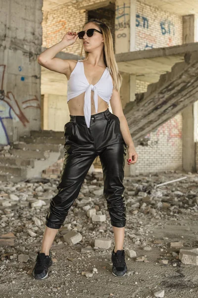 Woman Sporty Clothes Posing Abandoned Construction Site — Stock Photo, Image