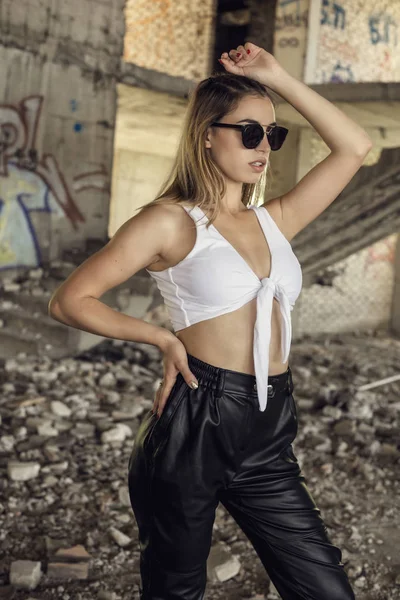 Woman Sporty Clothes Posing Abandoned Construction Site — 스톡 사진