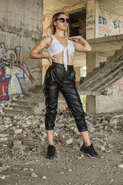 Woman Sporty Clothes Posing Abandoned Construction Site — Stock Photo, Image