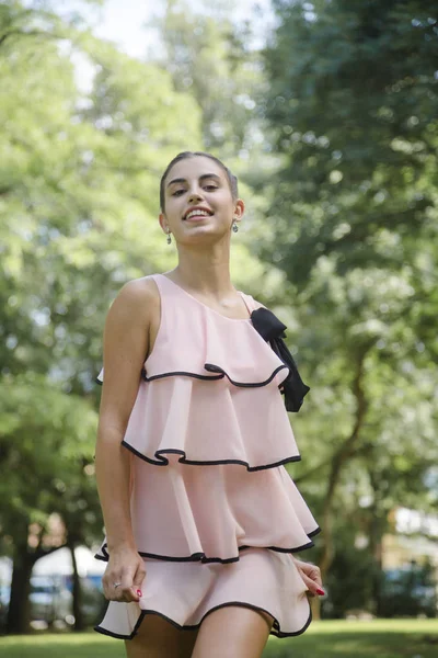 Atractiva Joven Morena Con Maquillaje Peinado Posando Vestido Rosa Parque —  Fotos de Stock