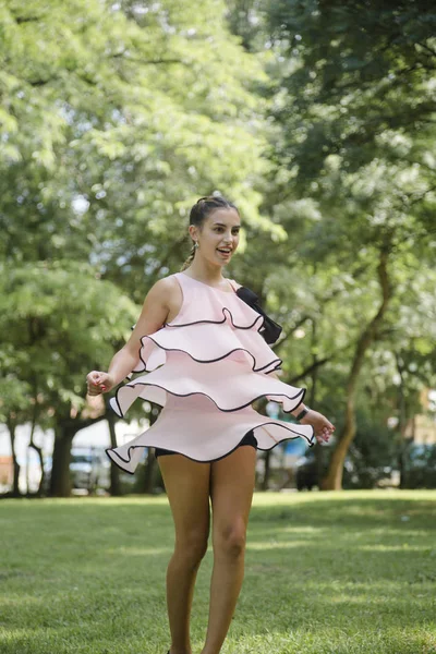 Atractiva Joven Morena Con Maquillaje Peinado Posando Vestido Rosa Parque —  Fotos de Stock