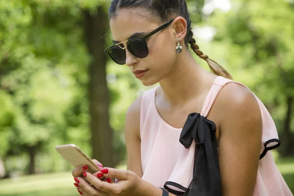 Mujer Joven Mirando Cuidadosamente Pantalla Del Teléfono Inteligente Mensaje Texto — Foto de Stock