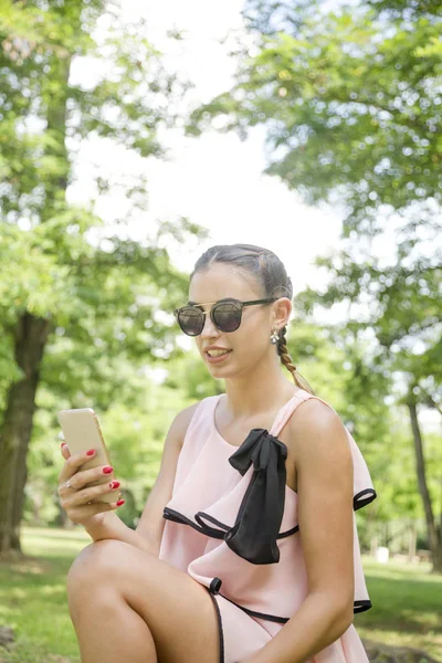 Atractiva Mujer Joven Usando Teléfono Inteligente Mientras Descansa Parque Verano — Foto de Stock