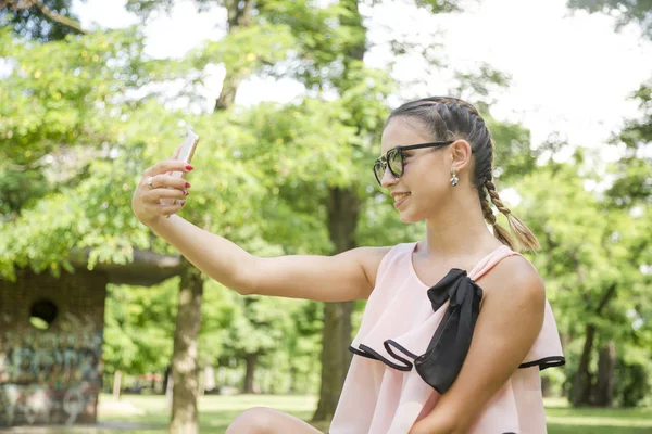 Mujer Atractiva Gafas Sol Vestido Elegante Tomar Selfie Teléfono Inteligente — Foto de Stock
