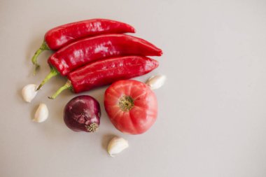 hafif arka planda domates ve soğan ile kırmızı biber ve sarımsak karanfil 