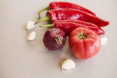 hafif arka planda domates ve soğan ile kırmızı biber ve sarımsak karanfil 