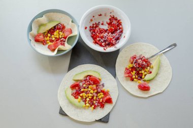 Hafif masada vejetaryen dolgular ile Meksika tacos, pişirme süreci 