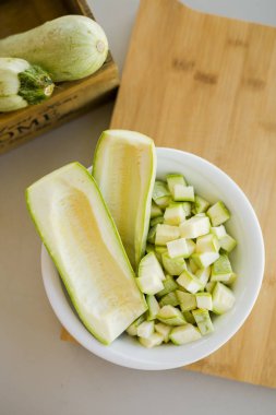 kase de kabak ve ahşap kesme tahtası üzerinde ahşap kutu, yakın çekim 
