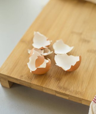 ahşap kesme tahtası üzerinde kırık yumurta kabuğu, yakın çekim 