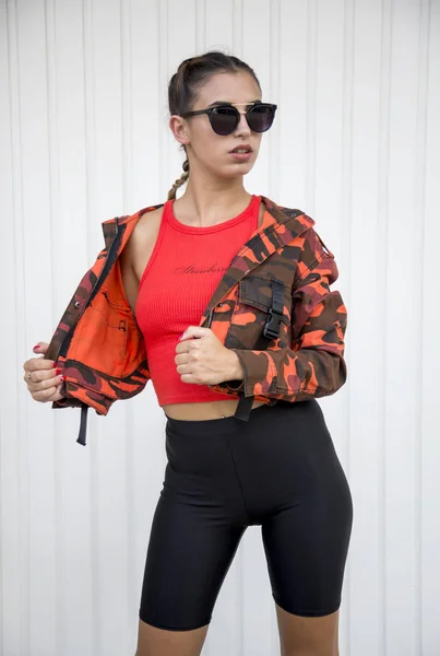 Stylische Frau Urbaner Kleidung Und Sonnenbrille Posiert Wandnähe — Stockfoto