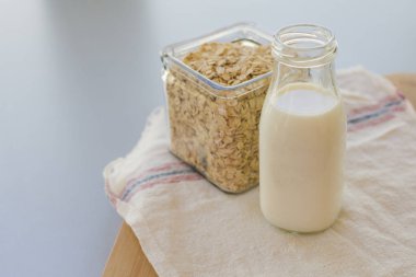 mutfak masasında süt ile çiğ yulaf