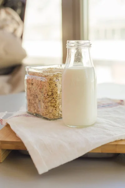 Roher Hafer Mit Milch Auf Dem Küchentisch — Stockfoto