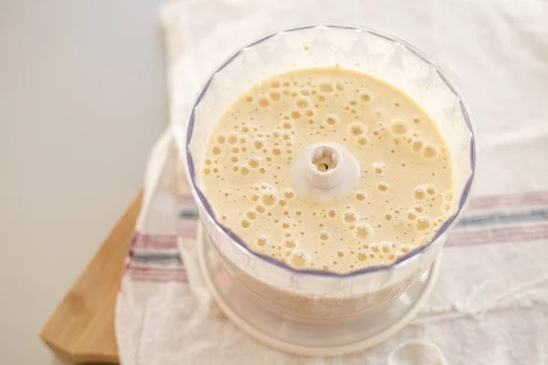 Mixer Schüssel Mit Schlagteig Für Gesunde Pfannkuchen Auf Holzschneidebrett Gesundes — Stockfoto