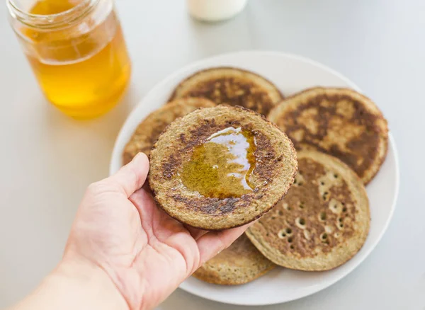 Bananen Pfannkuchen Aus Nächster Nähe Auf Dem Küchentisch — Stockfoto