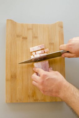 mutfak masasında yakın doğranmış pastırma