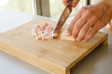 mutfak masasında yakın doğranmış pastırma