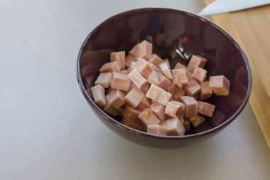 mutfak masasında yakın doğranmış pastırma