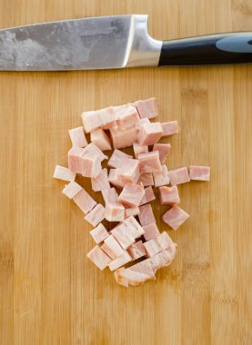 mutfak masasında yakın doğranmış pastırma