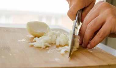 eller tahta tahtada soğan doğrama