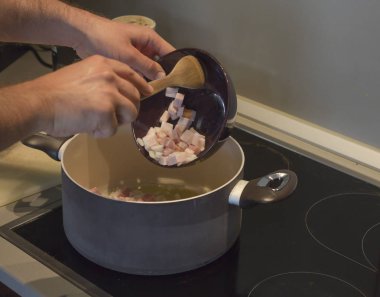 mutfakta pirinç hazırlama