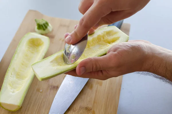 Preparando Mãos Zuchini Mesa Cozinha — Fotografia de Stock