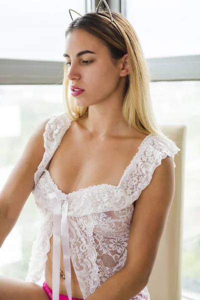 Piękna Młoda Kobieta Pozowanie Pobliżu Okna Noszenia Bielizny — Zdjęcie stockowe