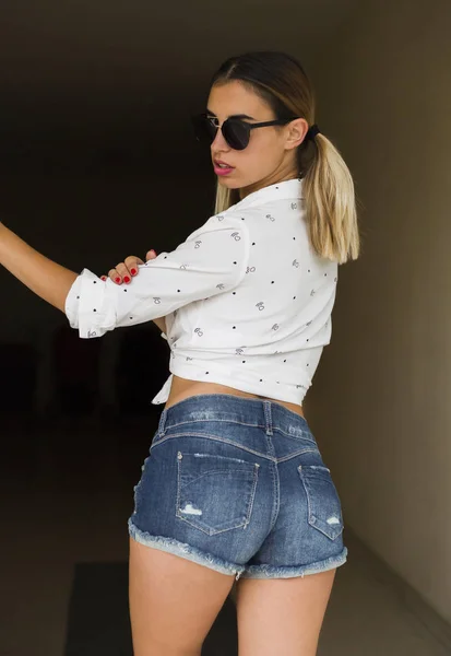 Ritratto Donna Bionda Elegante Che Indossa Camicia Pantaloncini Jeans — Foto Stock