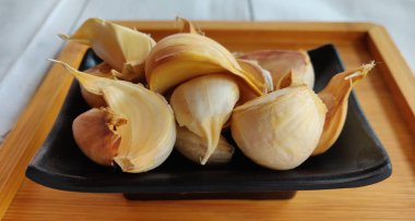 sarımsak karanfil masaya yakın