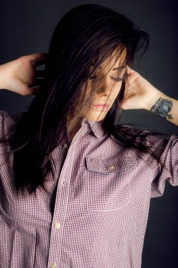 Portre portre güzellik genç kadının ekose gömlek gri studio arka plan üzerinde poz