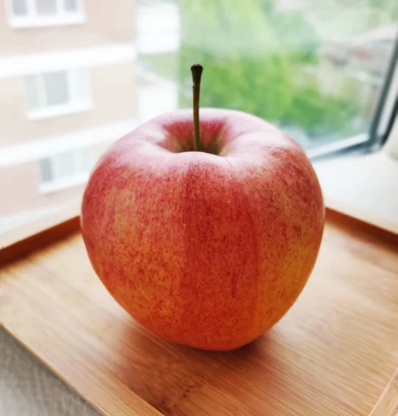 白色桌布上新鲜红苹果的特写镜头 — 图库照片