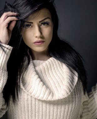 Güzel esmer kadın poz veriyor.