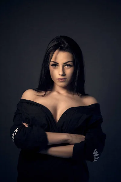 şehvetli Kafkas esmer kadın poz ve kamera bakıyor