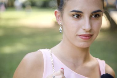 Park 'taki genç kadın.