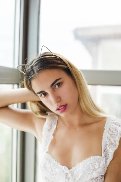 Hermosa Joven Posando Cerca Ventana Usando Lencería —  Fotos de Stock