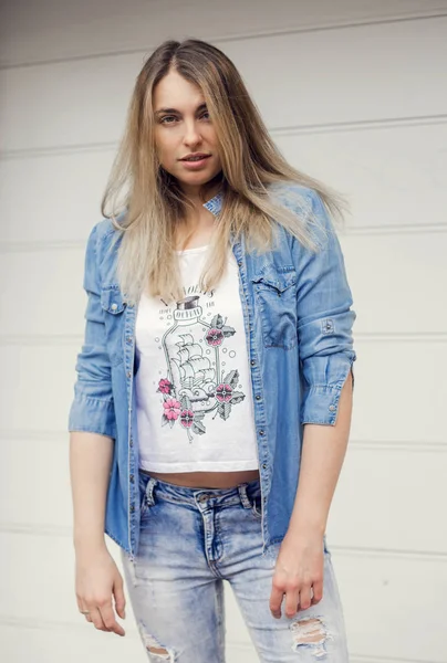 Jovem Mulher Bonita Com Cabelo — Fotografia de Stock