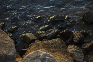 Dalgalı deniz yüzeyli kayalar