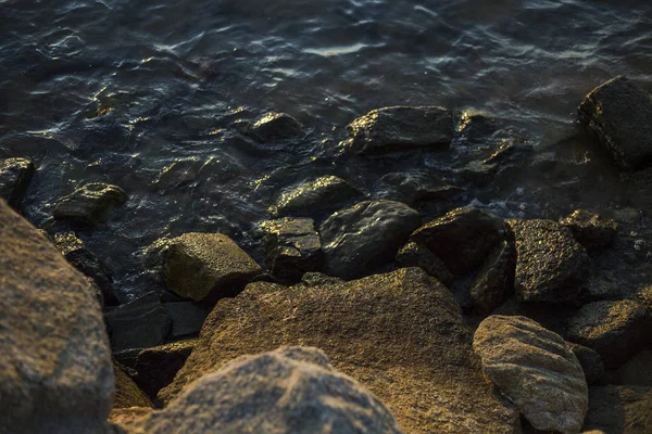 Dalgalı deniz yüzeyli kayalar