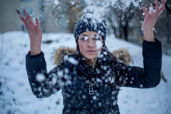 Glückliche Junge Frau Winterwald — Stockfoto