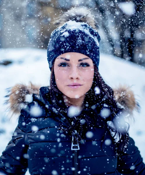 Glückliche Junge Frau Winterkleidung — Stockfoto