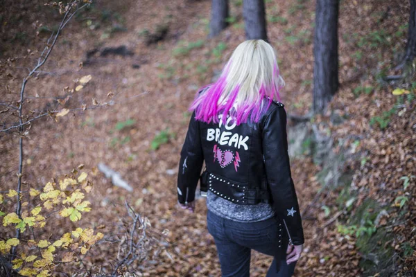 Retrato Otoño Aire Libre Hermosa Mujer Joven Con Pelo Rosa —  Fotos de Stock